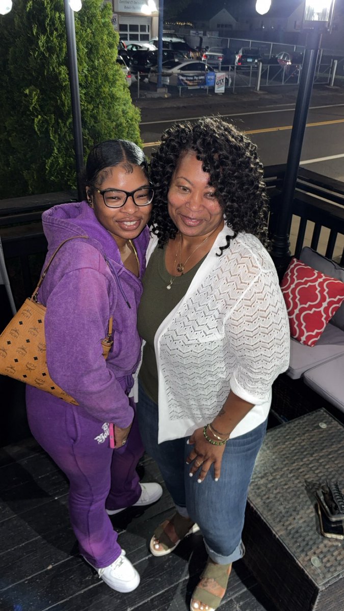 jennyboomboomtv's tweet image. 🚨T O N I G H T🚨

HAPPY HOUR IS @houseofgoatsct NEW BRITAIN📍

🚨$1 Wings 
🚨$5 Margaritas
🚨$5 Espresso Martinis 
🚨$10 Remy Boom Boom’s 🍒

Music By @deejayjunior1 🔊

#thursday 
#cocktails 
#chickenwings