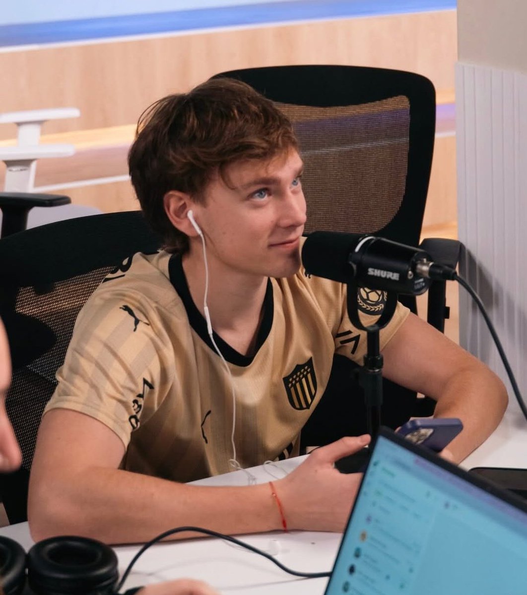 El capo de <a href="/teodeliaa/">Teo D'Elia 🐐</a> con la camiseta del manya jajaja