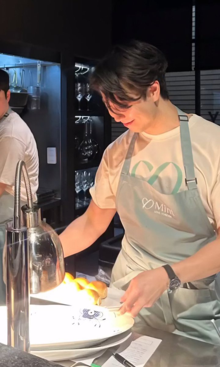 요즘 배우.. .같이 잘생긴 요리사아저씨보는데
제취향 참 소나무같기두