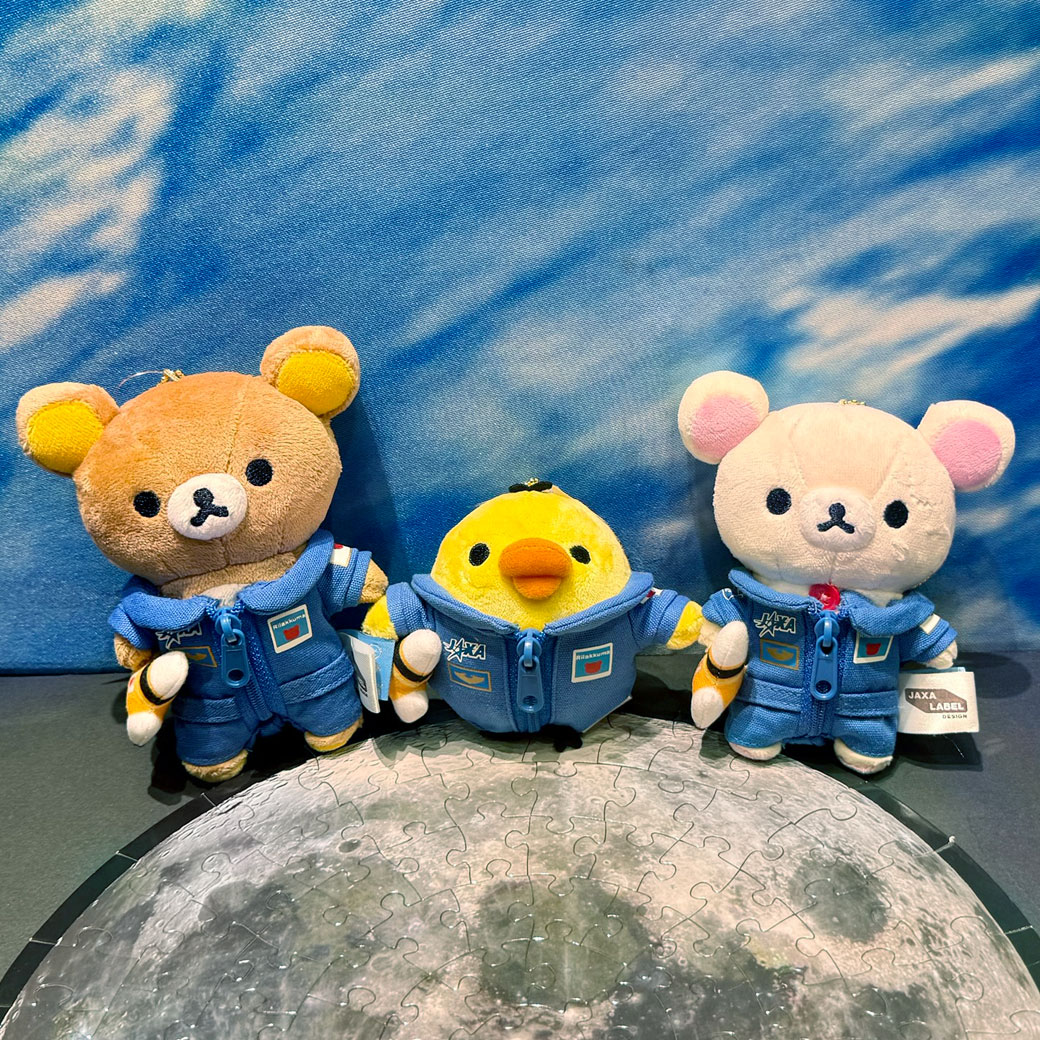 テレビアニメでも大人気のリラックマ✨ 宇宙の店では、JAXAブルー
