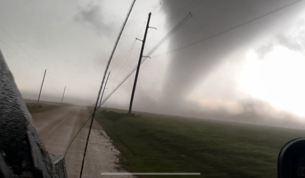 ReedTimmerUSA's tweet image. A MONSTER #TORNADO in Oklahoma pushed the Dominator 3 into the ditch!
youtu.be/X5P7b1bfe2I