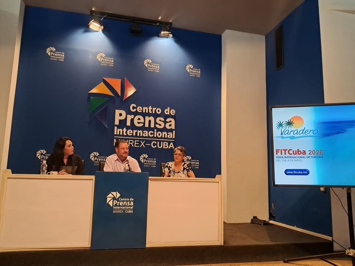 MinturCuba's tweet photo. 🌴✨Lessner Gómez, Director General de Mercadotecnia, Yadira Ramírez, Directora de Comunicación y Xonia Beltrán, Directora de Eventos compartieron con la prensa nacional y extranjera detalles sobre #FITCuba2026. 🌞🌊 ¡Nos vemos del 7 al 9 de Mayo! 🗓️

#FITCuba2026 #CubaÚnica https://t.co/RmQUAbJ9UM