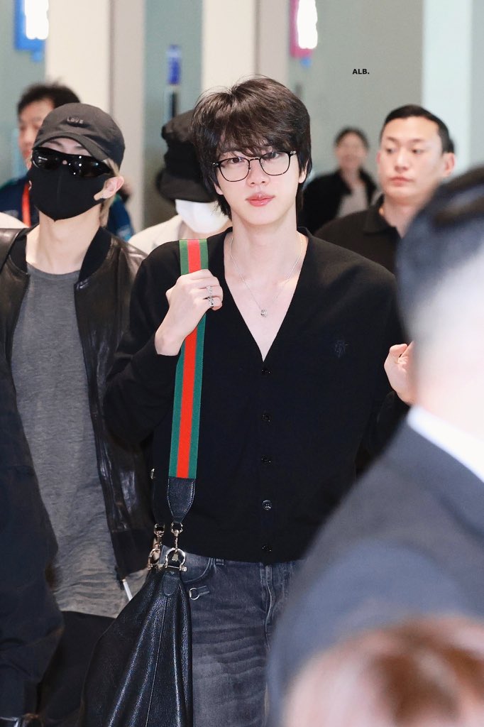 Fabi_FFB's tweet photo. Um vampiro? É humano? 
Só sei que é o dono do meu 💜
Que lindoooooo 
#kimSeojin #Jin #BTS_ARİRANG #BTS https://t.co/h6XRkilWu9