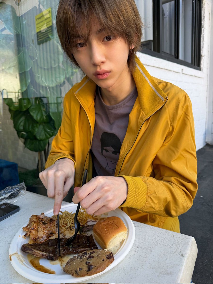 wonerades's tweet photo. juhoon invited sa birthday ni keonho na cookie, steak, spaghetti, pandesal, and chicken yung handa tapos nasa garahe ang pwesto ng mga tables and stage para sa magic performance after meal https://t.co/Xe4jS2MhEy