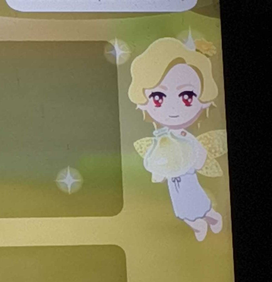 También está-

Él es Barbie, que le lance ropa y se la pone