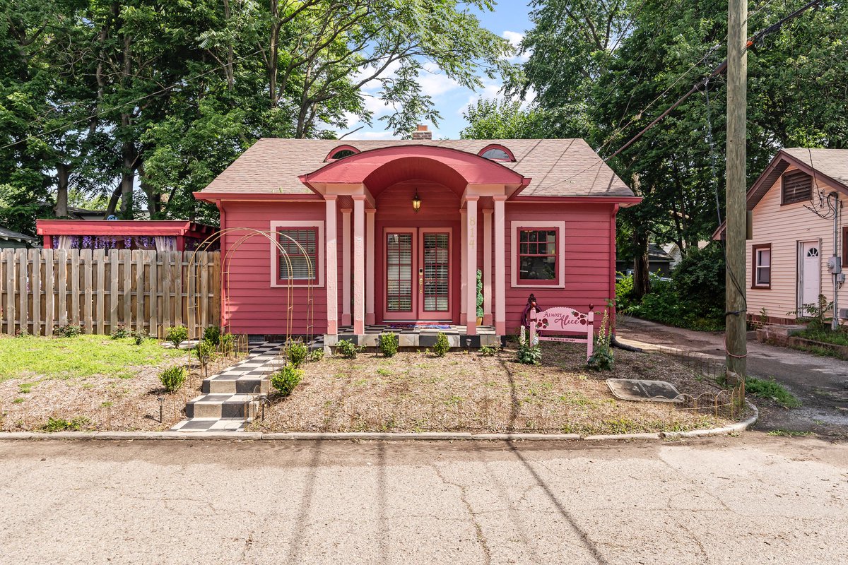 Zillow Gone Wild 🏡 tweet media