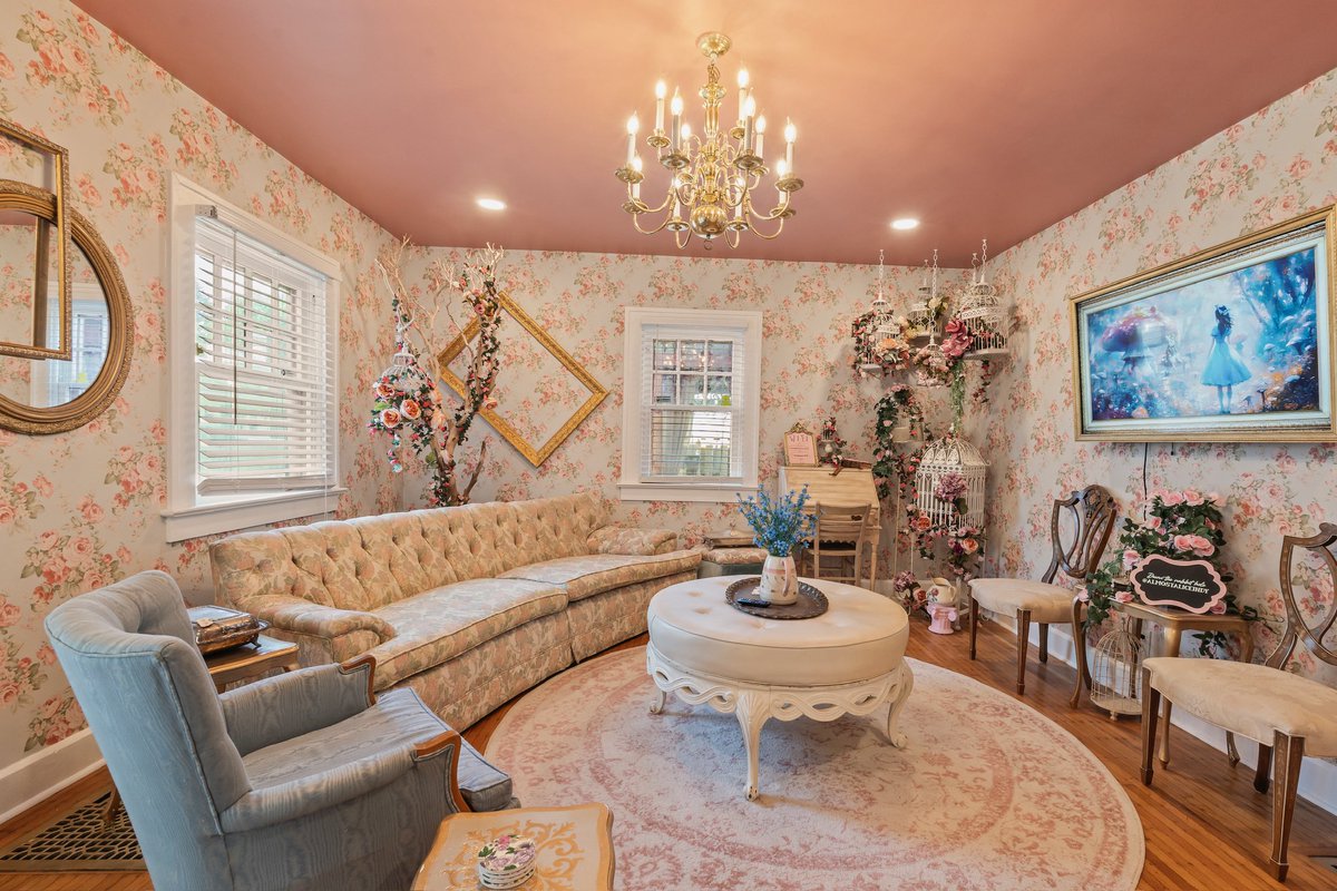 Zillow Gone Wild 🏡 tweet media