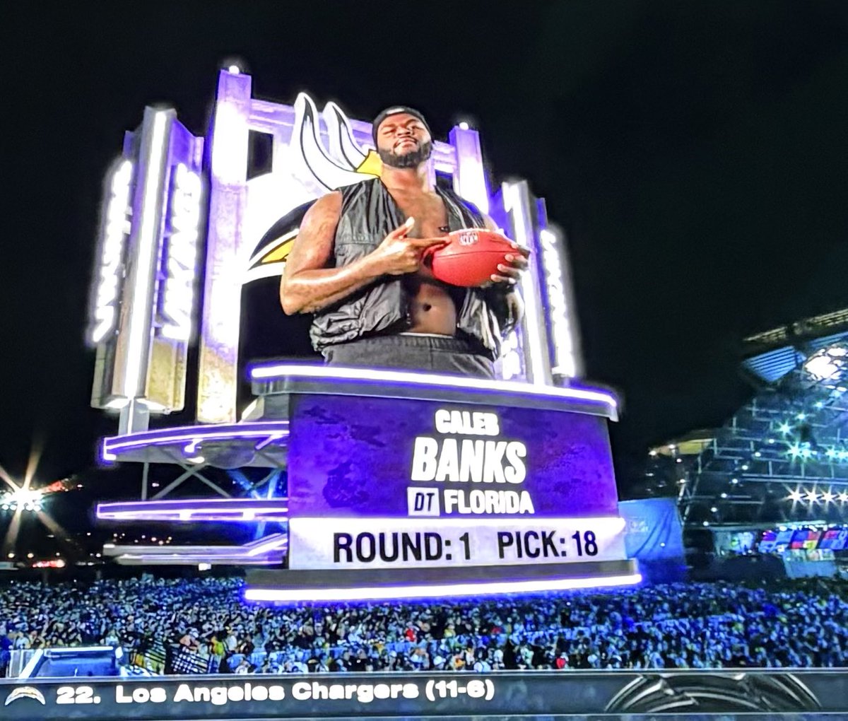 doon__up's tweet photo. This solidifies Caleb Banks doing noting. Can’t be a shirtless vest guy. https://t.co/0S8Ybcqydf