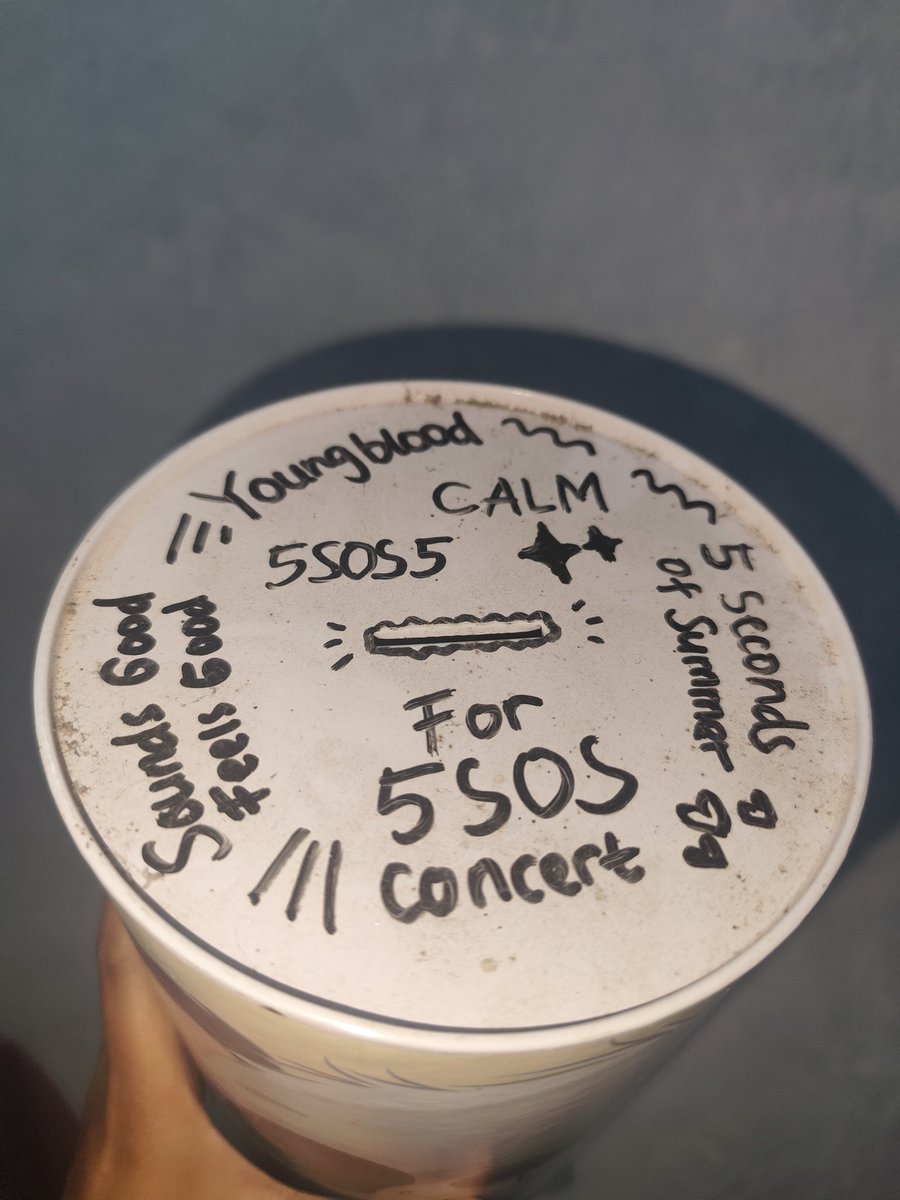 mianrl's tweet photo. untung nih ngga jadi buat nambahin biaya nikah. sampe bedebu gini awas aja kalo 5sos ngga mampir indo😭🫵 https://t.co/8eZAWmZ1DU