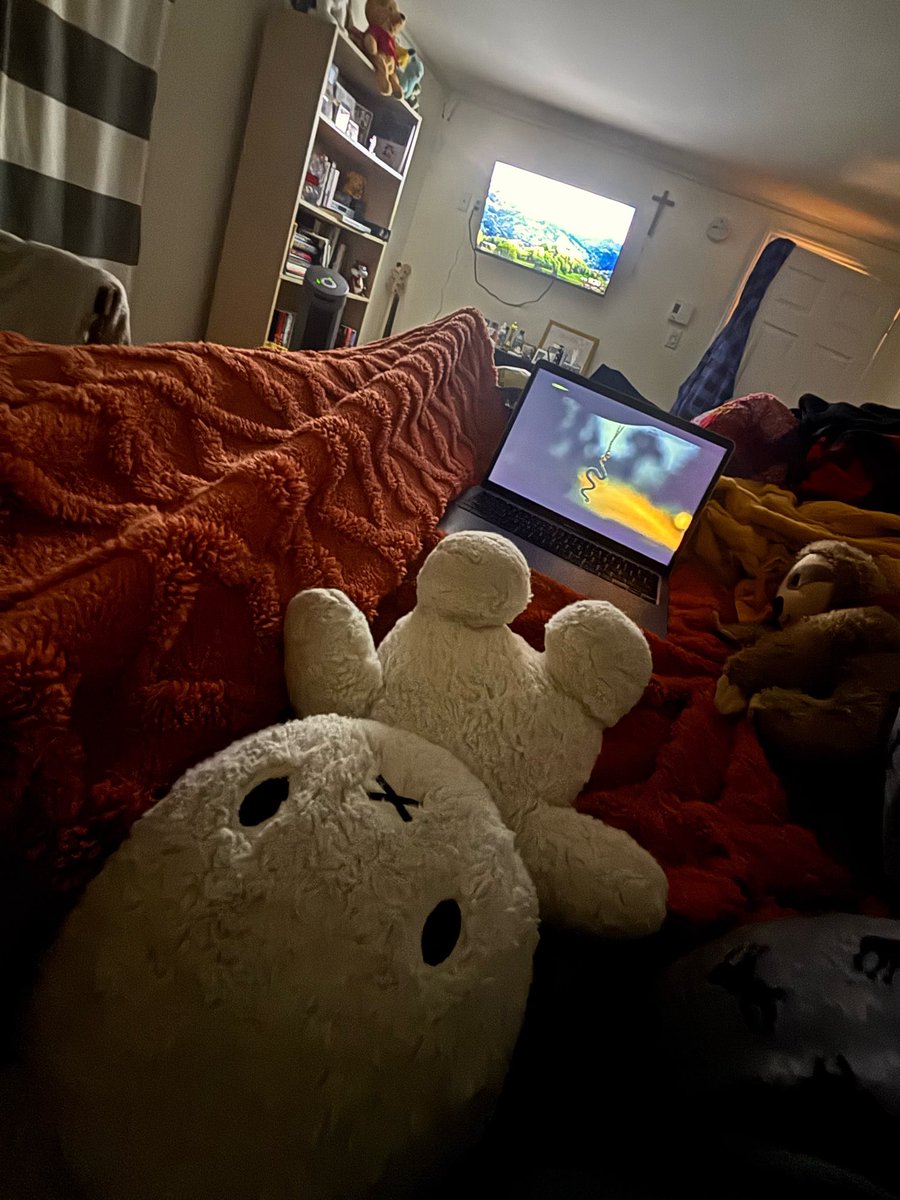 chitteebu's tweet image. watching horror movies with ilayna and miffy #relaxed