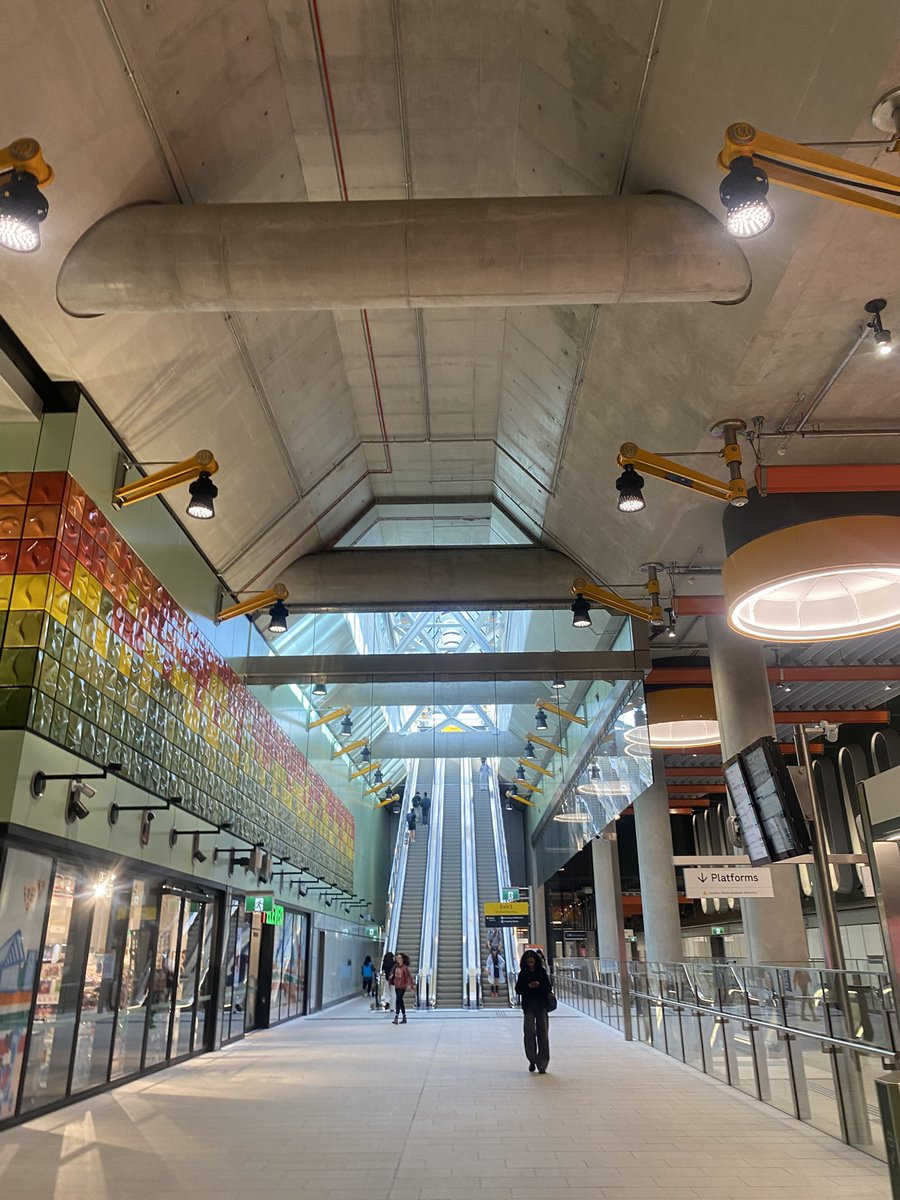 sueytweets's tweet image. Parkville train station. It’s massive!

Bought my first apartment here many moons ago but over near the giant cheese stick

 #Melbourne