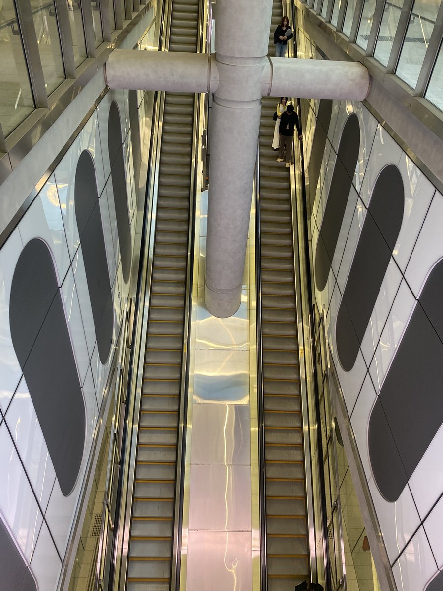 sueytweets's tweet image. Parkville train station. It’s massive!

Bought my first apartment here many moons ago but over near the giant cheese stick

 #Melbourne