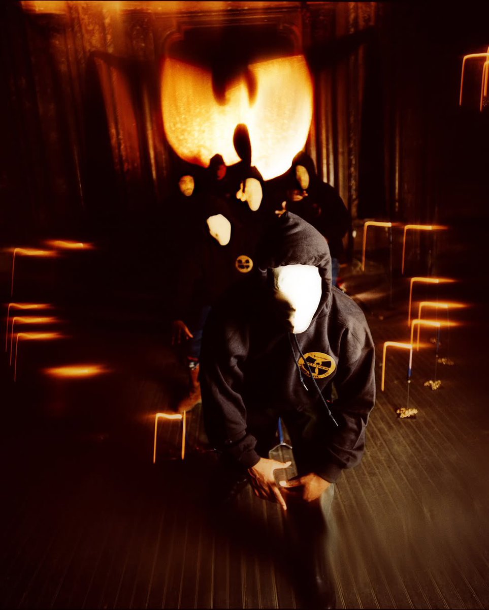Passionweiss's tweet photo. The Wu photographed for the cover of "Enter The Wu-Tang"

By Danny Hastings https://t.co/36pQpCJyMw