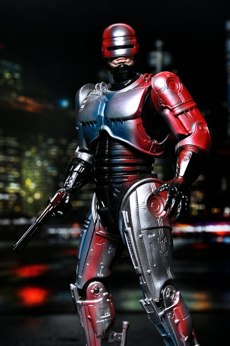 Part man. Part machine. All cop! 意訳: 見た目は機械、心は人間！鋼