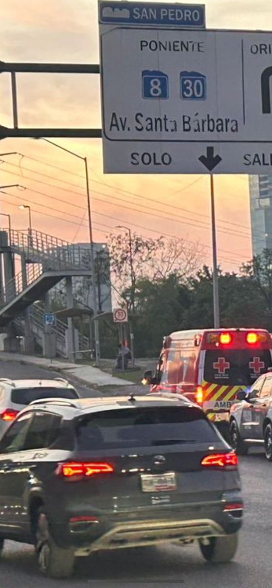 yadithvaldez's tweet image. Moviliza muerte de mujer , en la zona del Puente Atirantado en territorio de #Monterrey.

Las autoridades investigan los hechos, que desafortunadamente fueron captados por automovilistas en el sitio.

Aparentemente la víctima se lanzó por su propia voluntad. 

Qepd.