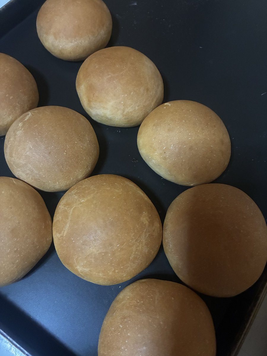 melon_de_melon_'s tweet photo. こんにちメロン🍈
ちょっとやってみたい事があって…
バンズ焼いてみました⤴️
まだまだ店頭には出せないと思いますが…
#メロンパン兄貴
#foodtruckkaito
#FTK https://t.co/3BOwjUlTmL