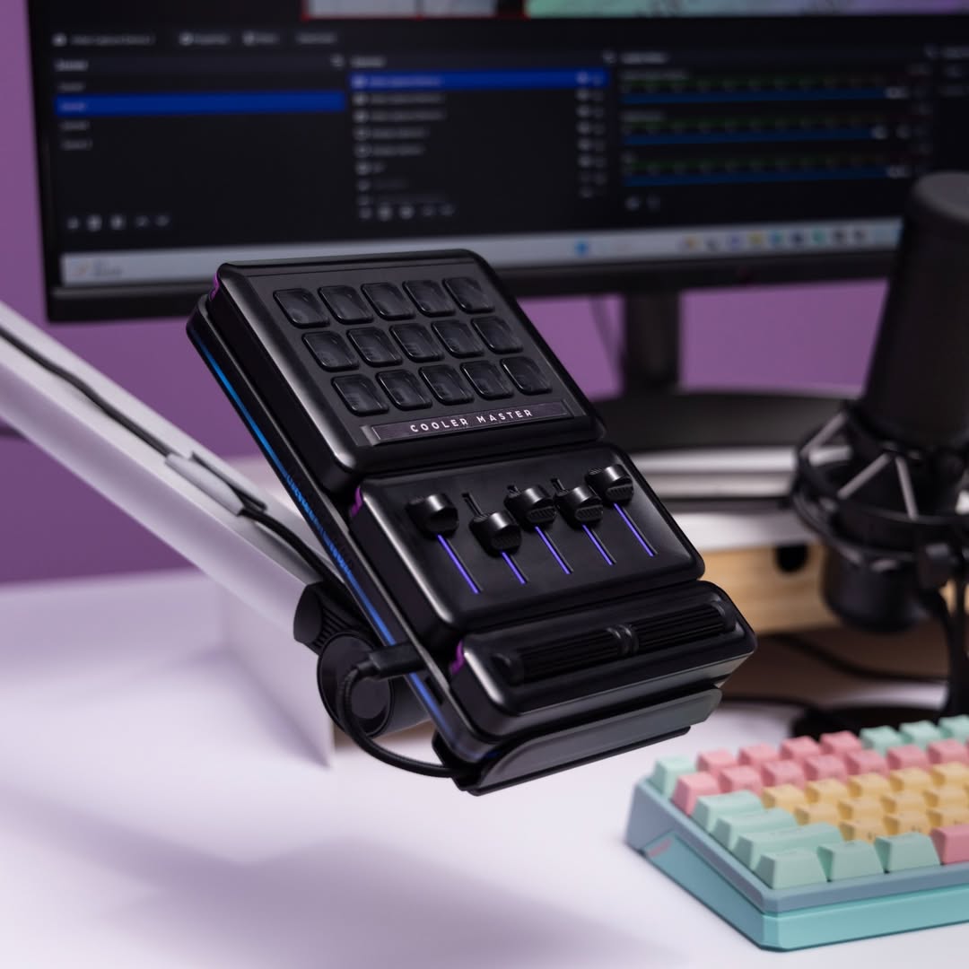CoolerMasterJP's tweet photo. クリエイターに直感的かつ自由な選択を。 Master Hub 日本国内取り扱い開始
 
4月24日（金）順次発売
 
・自由な割り当てをドラッグ＆ドロップで操作
・オプションを使い好きな時に好きなレイアウトで楽しめるコントロールパネル
・割り当てのバリエーションを設定し、即座にシーンの切り替えが可能
 
日本で発売中。今すぐチェック！
🔗 https://t.co/F5WBcGVwmR

#MasterHub #CoolerMaster
*写真内のスタンドは付属されておりません。角度をつけるためのゴム足が同梱されております。