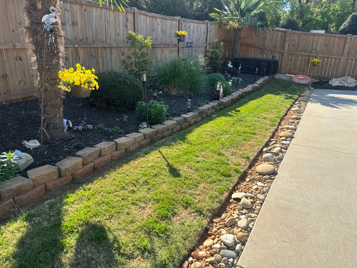 palmettolawn's tweet image. This backyard is ready for summer cookouts and hanging outside. A clean edge, fresh mulch, and a little landscaping go a long way. If your yard needs some attention before the heat hits, give us a call! #LawnCare #GreenvilleSC #SpringCleanup #LandscapingDone #OutdoorLiving #Up...