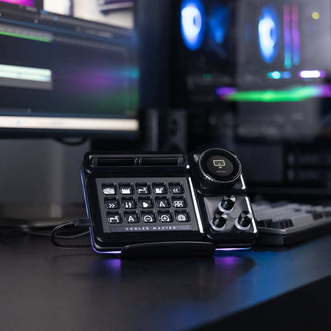 CoolerMasterJP's tweet photo. クリエイターに直感的かつ自由な選択を。 Master Hub 日本国内取り扱い開始
 
4月24日（金）順次発売
 
・自由な割り当てをドラッグ＆ドロップで操作
・オプションを使い好きな時に好きなレイアウトで楽しめるコントロールパネル
・割り当てのバリエーションを設定し、即座にシーンの切り替えが可能
 
日本で発売中。今すぐチェック！
🔗 https://t.co/F5WBcGVwmR

#MasterHub #CoolerMaster
*写真内のスタンドは付属されておりません。角度をつけるためのゴム足が同梱されております。