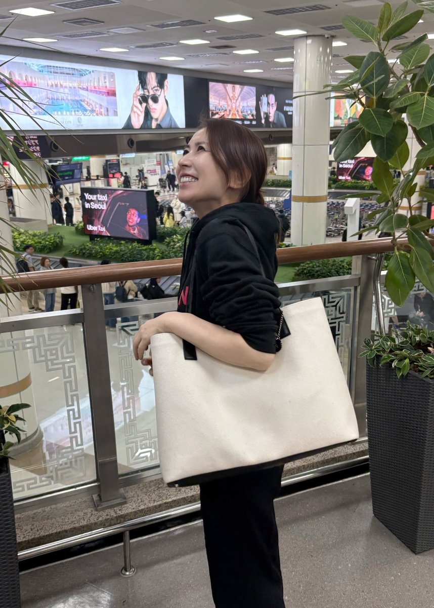 horiimikaTBS's tweet photo. ベイクルーズさんとのコラボバッグで韓国に来てみました✨
勿論負けへんでパーカー。
バッグ好評いただいた為
昨日から再販しております😊
是非是非ベイクルーズさんのページ
覗いてみてください。
#overthesun
https://t.co/A4M8VTWMY6 https://t.co/BM1ZM84P6T