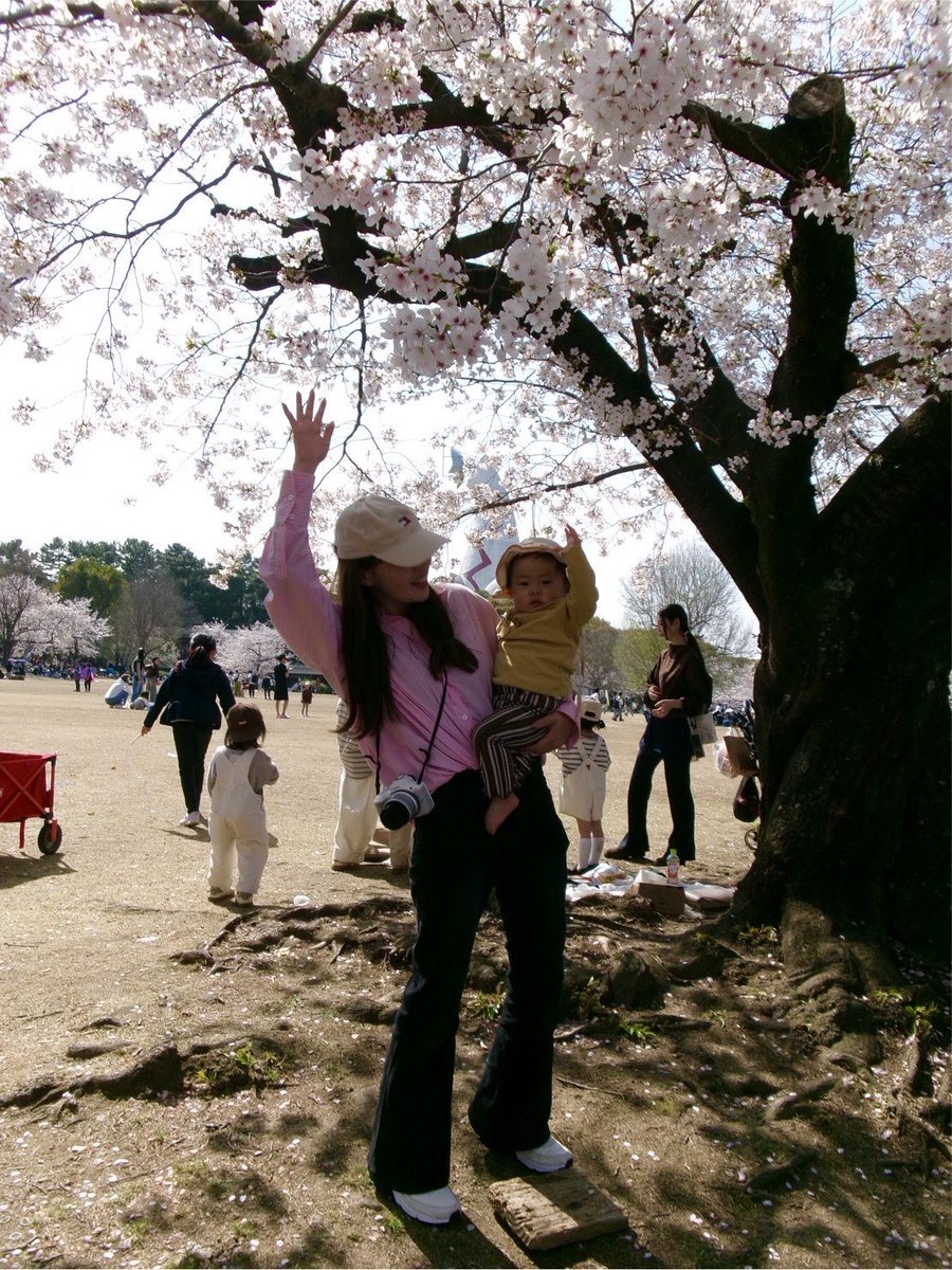 y_mcha_n's tweet photo. 慣らし頑張ってるむしゅめ！人見知り後追いひどすぎて今週までずっと昼までしか預かってもらえなかったけどやっと15時までに伸びた嬉しい😭
束の間の休息でランチ詰め込んだり買い物行ったりしてる🥹GW明けから復職するから7時〜18時まで預けるんだけど大丈夫かな、、、フルタイム復帰がんばろ、、、 https://t.co/Z9hkpTSIh6