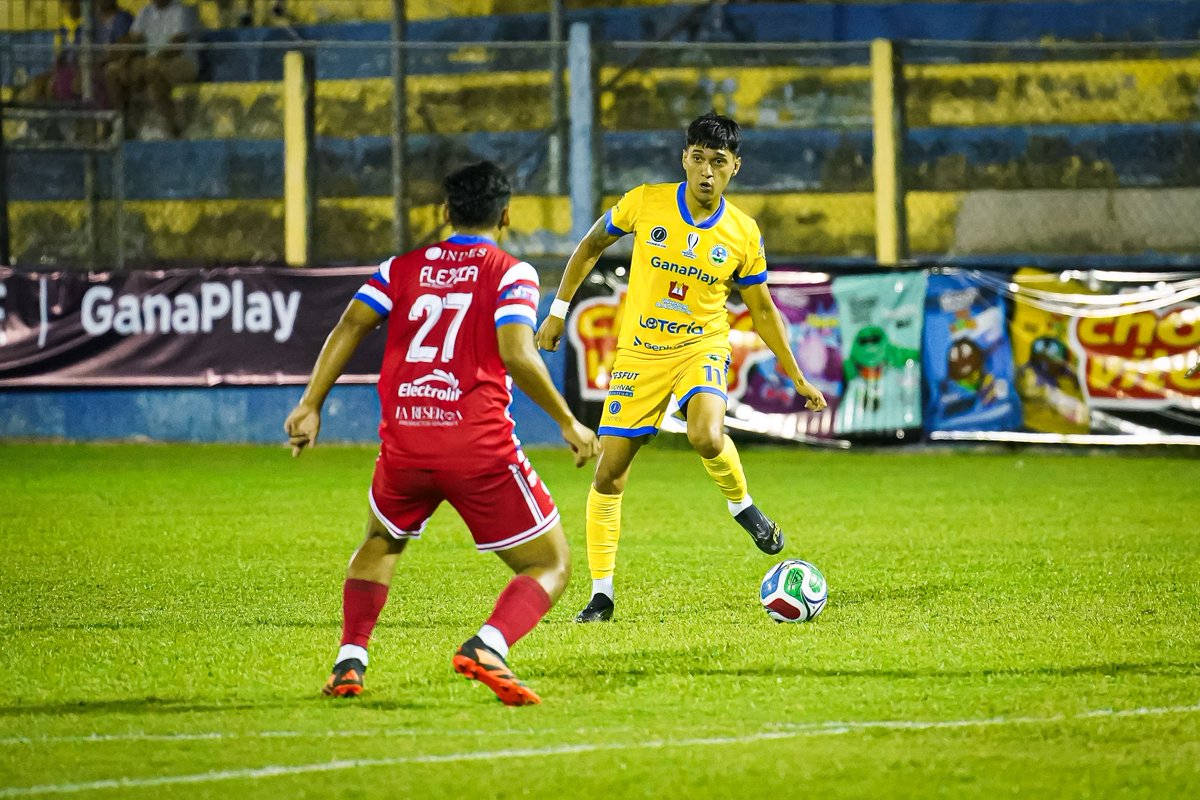 elsalvador's tweet photo. #DeDeportes | #CopaElSalvador Terminó el primer tiempo en Santa Rosa de Lima, donde los locales toman ventaja con el tanto de Torres. #Limeño 1-0 #ElRoble Global: 1-0. Foto: Ariel Joya / Cortesía https://t.co/OPDQ7bjXEB