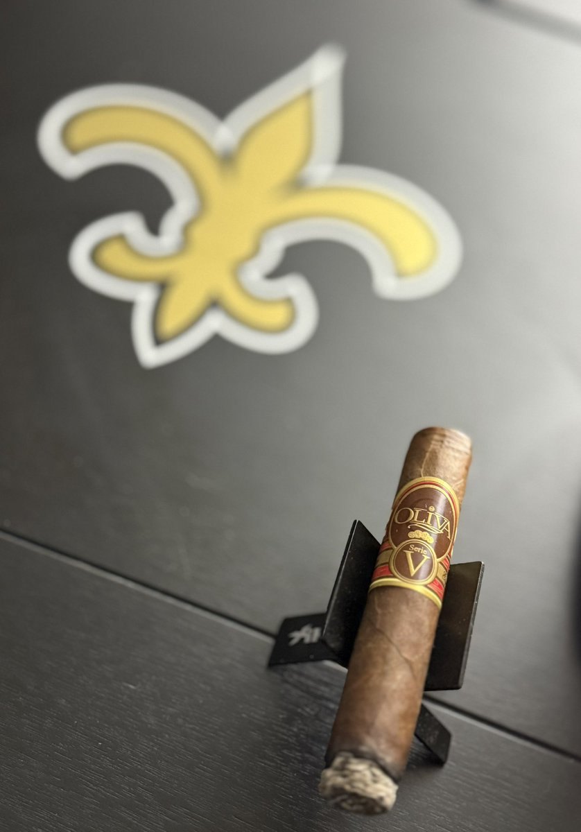cbrown_'s tweet photo. Hard to beat a #SerieV during the #nfldraft 

#whodat #botl #cigar #cigarlifestyle #cigaraficionado #rabbitair #acinfinity #oliva #cigarlounge #nowsmoking https://t.co/FJcO0tfH9p