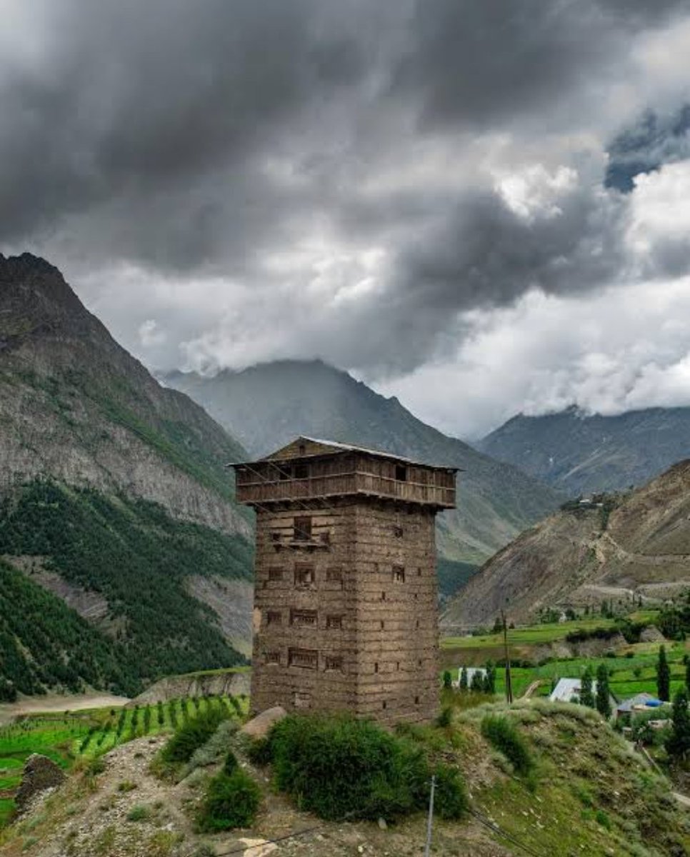 thw4u's tweet image. 📍 Gondhala Fort, Lahual Spiti

Made by our Kathkuni Architecture

#Kathkuni 
#Architecture  #HimachalPradesh