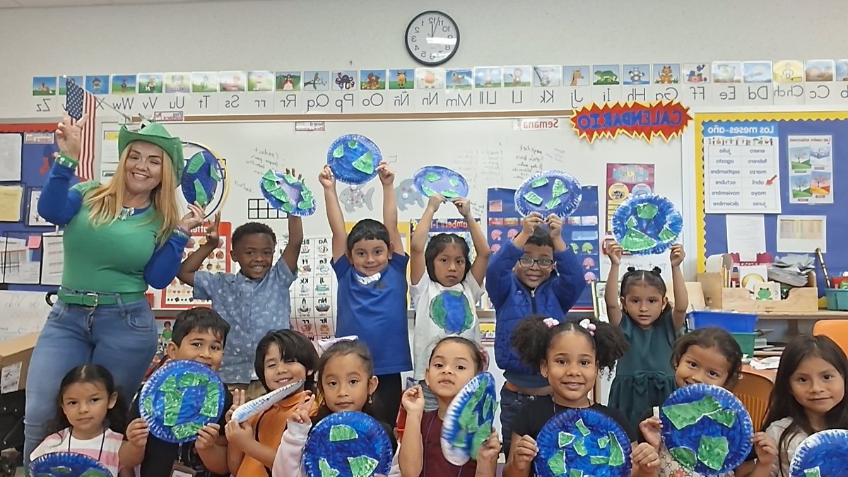 scedillo78's tweet photo. Our librarian Mrs. Cooper is definitely the VEST! We all love her so much! We've been celebrating National Library Week @Griggs_AISD Pictures from day 1 and 2. @aldinelibraries @karaleecooper @AldineISD #earthday #NationaLibraryWeek #AldineStory https://t.co/YYht8ze16M