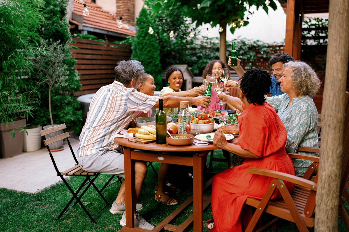 NewsMedical's tweet image. 🍽️ Feeling down? You might just need company at the table. A global study finds sharing meals links to higher wellbeing, while dining alone is rising and tied to more stress.  news-medical.net/news/20260423/… #Wellbeing #SocialConnection @SciReports
