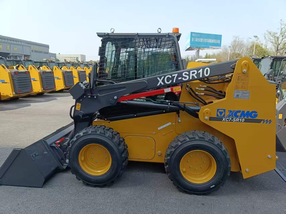 phoebeacntruck's tweet image. XCMG Skid Loader
Model: XC760K (XC7-SR10)
Engine model: Yanmar
Rated power: 61.3/2500 kW/rpm
Bucket capacity: 0.6m³
Rated load: 1080kg
Operating weight: 3450kg
#XCMG #Loader