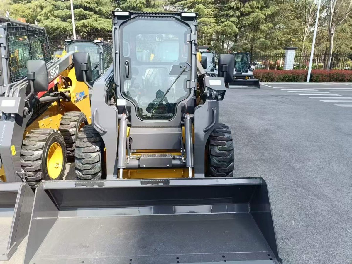 phoebeacntruck's tweet image. XCMG Skid Loader
Model: XC760K (XC7-SR10)
Engine model: Yanmar
Rated power: 61.3/2500 kW/rpm
Bucket capacity: 0.6m³
Rated load: 1080kg
Operating weight: 3450kg
#XCMG #Loader