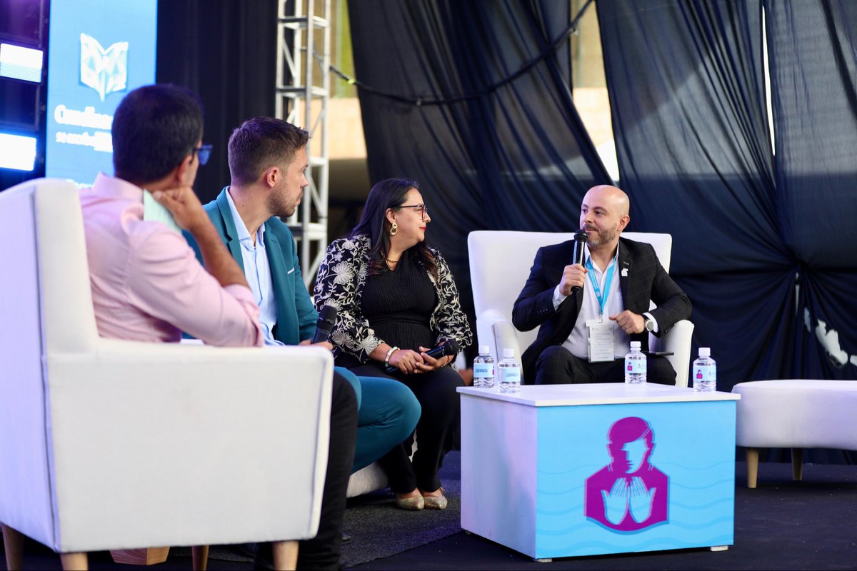 JorgeEmilioRey's tweet photo. “Cundinamarca se lee desde las aulas” fue el nombre del foro que se adelantó en el marco de la Feria Internacional del Libro de Bogotá. Junto a docentes y expertos en letras, dialogamos sobre la importancia de la lectura, especialmente en zonas de ruralidad dispersa.

Una de las apuestas principales de este gobierno ha sido impulsar inversiones estratégicas en sectores y territorios donde hemos identificado problemáticas. En educación, por ejemplo, hemos llegado a instituciones que no presentan los mismos niveles en las Pruebas Saber, llevando programas de calidad enfocados en lectura y escritura, entre otras estrategias.

Esto hoy tiene resultados concretos. Y, hablando de letras precisamente en la FILBo 2026, también se conecta con el reconocimiento que ubica a Cundinamarca como el primer departamento en reducción del Índice de Pobreza Multidimensional en Colombia, así como con logros internacionales como el Premio Princesa de Asturias en literatura.

Seguiremos visibilizando las experiencias que hacen de las aulas escenarios para construir proyectos de vida centrados en valores y orientados a la transformación.