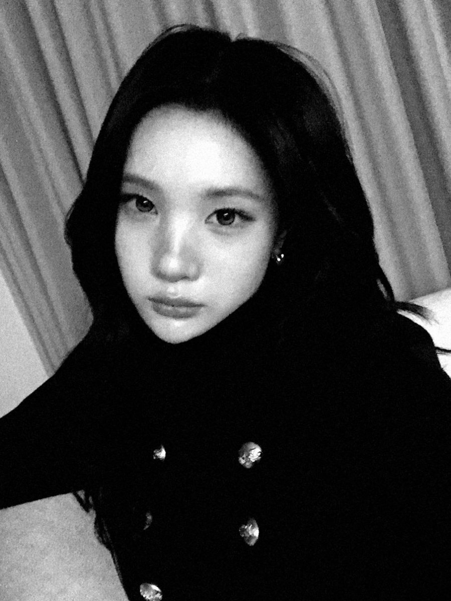 kimjuub's tweet photo. Wrapped in black and white tones, she becomes poetry in motionless form, where every detail feels intentional, every shadow adds meaning, and every look draws you a little closer. https://t.co/6pZfNmLpte