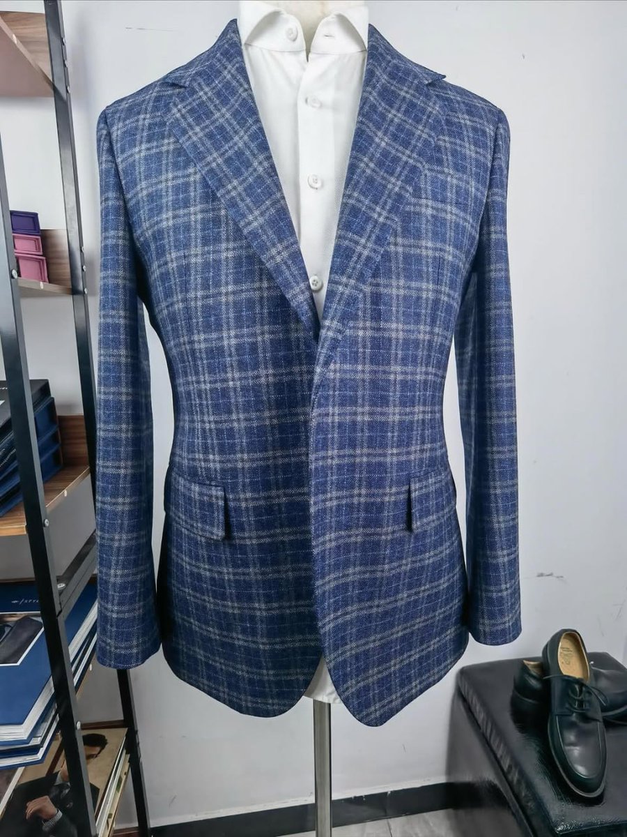 ryunotatsu's tweet photo. 🌟 세련되고 자신감 넘치는 체크 코트 스타일. 💼 사무실 출근이나 중요한 행사 참석 등 어떤 자리에도 잘 어울리는 멋진 룩입니다. 깔끔한 재단으로 당신의 이미지를 한층 돋보이게 해줄 패션 아이템입니다. https://t.co/Rue7QjZxmc