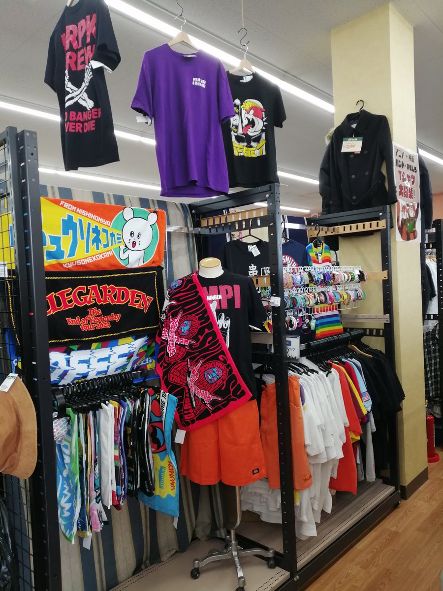 offtsubame's tweet photo. 夏フェスが近づいて来ました!!
当店バンドコーナーも少しずつ素敵な商品が揃ってきており、中の人はﾜｸﾜｸしてます！
フェスでもオシャレは大事！素敵ｽﾆｰｶｰも多く置いてあります♪
ライブの前に当店を覗いて準備するのはどうでしょう◉⁠‿⁠◉
#オフハウス
#燕三条
#フェス https://t.co/LnnH1gIbML