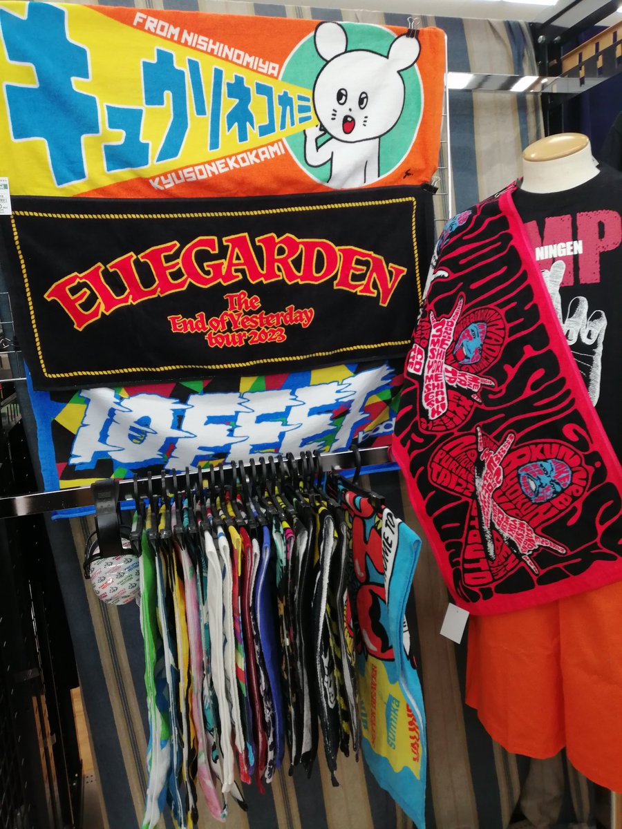 offtsubame's tweet photo. 夏フェスが近づいて来ました!!
当店バンドコーナーも少しずつ素敵な商品が揃ってきており、中の人はﾜｸﾜｸしてます！
フェスでもオシャレは大事！素敵ｽﾆｰｶｰも多く置いてあります♪
ライブの前に当店を覗いて準備するのはどうでしょう◉⁠‿⁠◉
#オフハウス
#燕三条
#フェス https://t.co/LnnH1gIbML