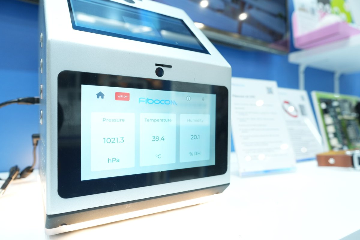 Fibocom_IoT's tweet image. 🤖 #MWC2026: @Fibocom_IoT  &amp;amp; du evolve the ALL-IN-ONE AI CPE! 🏠

With enhanced AI NAS, your home data becomes an active, personalized experience through voice interaction and smart management—all with on-device privacy. 🔐

Read more: linkedin.com/pulse/mwc-2026…

#AIoT #5G #Fibocom
