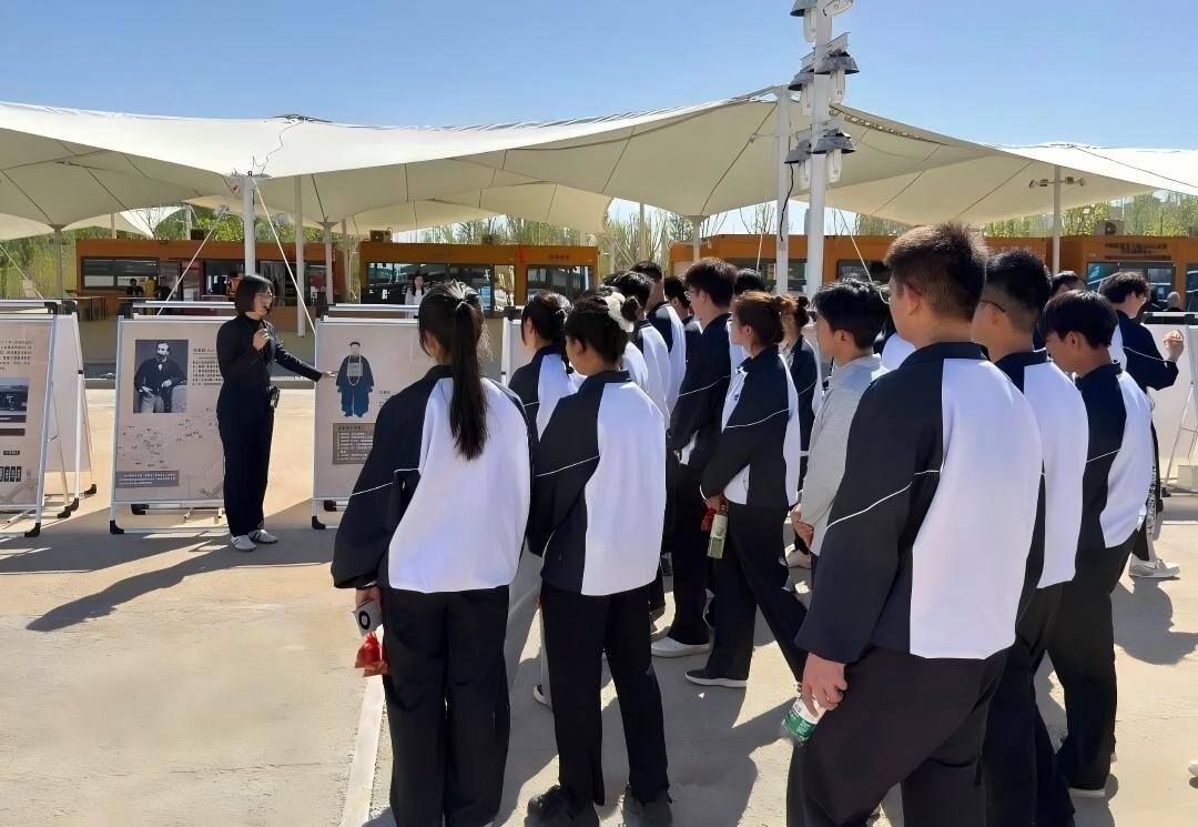 FriendShip7686's tweet image. 🏜️Une #exposition spéciale sur la culture de l'Arsenal s'invite à Hami, au Xinjiang. À travers d'une centaines de photos d'archives, elle retrace l'épopée de Zuo Zongtang — de la fondation de l'Arsenal à la défense #maritime, jusqu'à la reconquête du Xinjiang.🗺️
@MFA_China