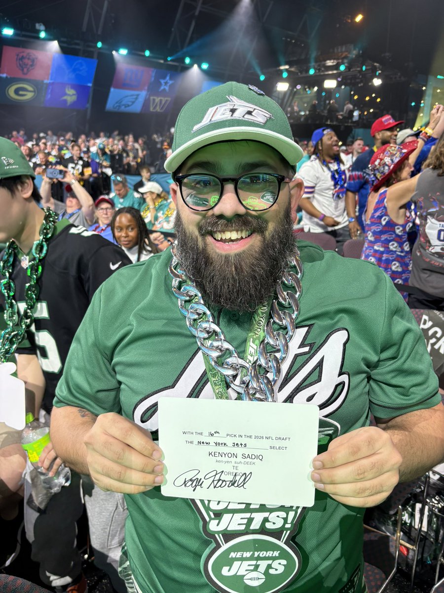 BoyGreen25's tweet image. I’m holding the card that @nflcommish just read off: new #Jets offensive weapon TE Kenyon Sadiq! 

#JetUp #NFLDraft
