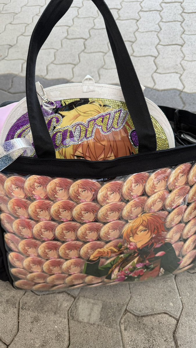 korXri's tweet photo. @komugi_enst ありがとうございます。御足労をおかけいたしますが、よろしいのでしょうか。。
トイレ付近のベンチ（コカ・コーラ）に座っており、
あんさんぶるスターズのキャップ帽に薫の痛バを所持しております。
よろしくお願いいたします。 https://t.co/KrewDqtyKn