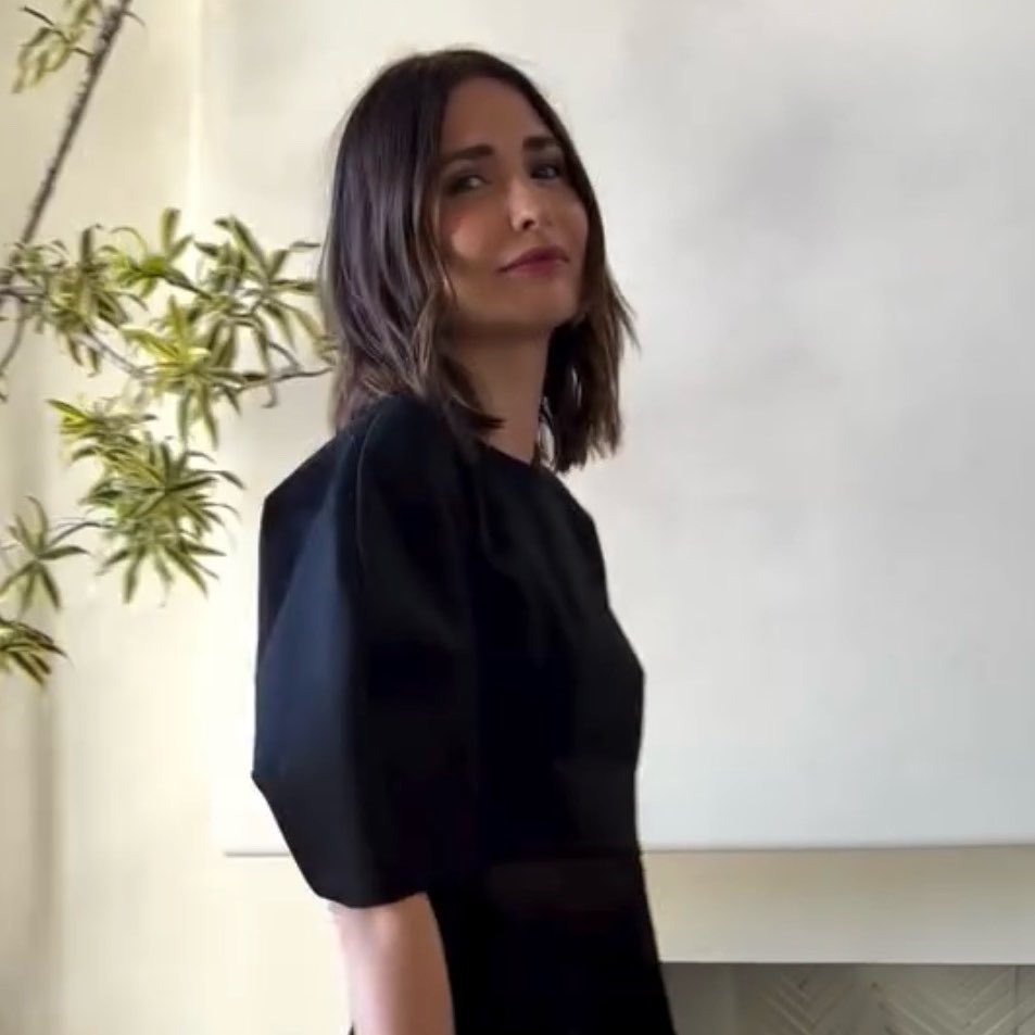wlwlore's tweet photo. its actually sickening for her to look at us like that and then have the nerve to turn back into sweetie pie cutie ijbolina one second later https://t.co/2MA1UkmmyE