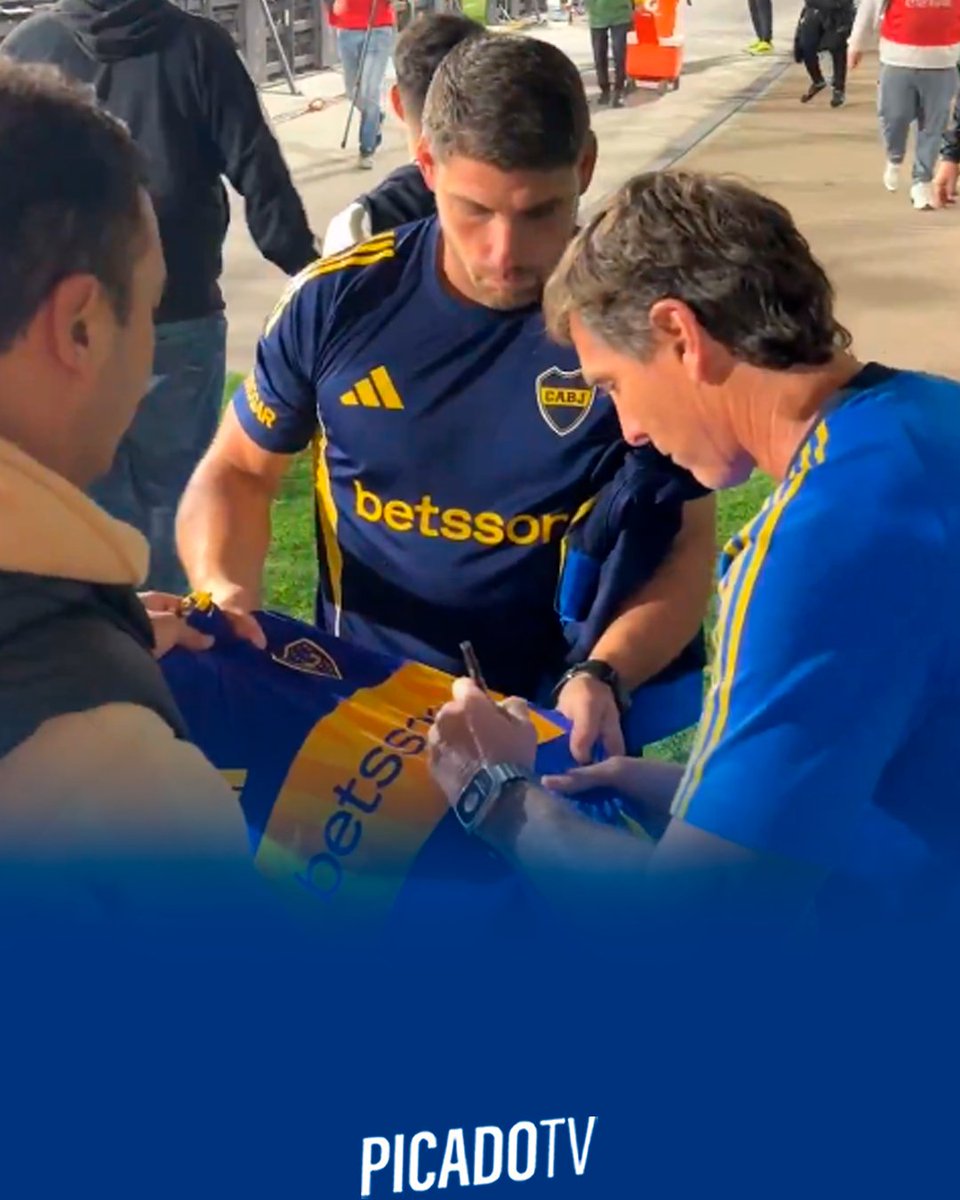 picadotv_'s tweet photo. ✍🏻🥤 ¡TODOS QUIEREN LA FIRMA DEL SIFÓN! https://t.co/9nBzQNkzrl