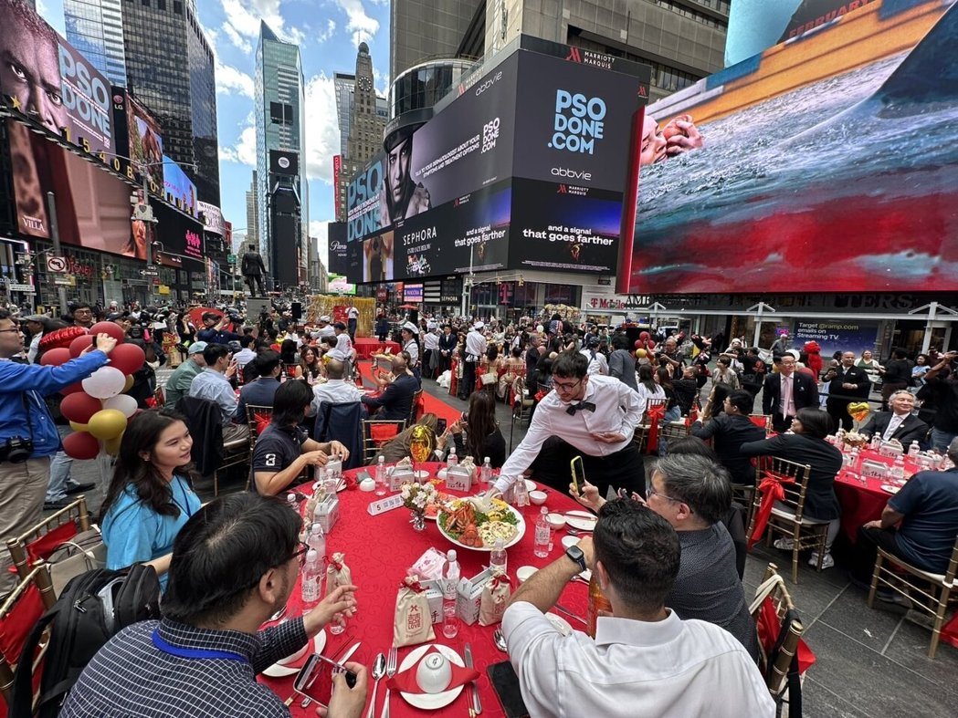 VaporJustin's tweet photo. Yo, Taiwanese celebs just turned Times Square into a straight-up 辦桌 party and I’m here for it 😂
Lan Cheng-lung hauling giant pots like a delivery dude, Sui Tang in the kitchen plating dishes like a pro, and when they couldn’t play music? They started doing firecracker sound effects with their mouths. Iconic.
Jia Yong-jie’s daughter An An even popped up as receptionist/translator. The whole crew got so emotional at the end they were crying… we did it, bro! 🇹🇼🍜
#TimesSquareBanquet #TaiwaneseTakeover #BanZuoVibes #NYCFeast