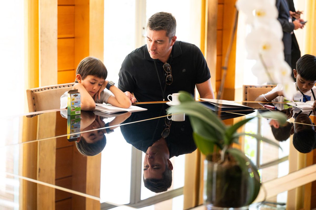 RepBethVanDuyne's tweet image. Thank you to the Spanish Ambassador for a warm welcome to the Residence for North Texas families as they got into town for our TX-24 Family Fly-In!

Everyone had a great time exploring the Residence and loved getting to try some great Spanish food! 🇪🇸