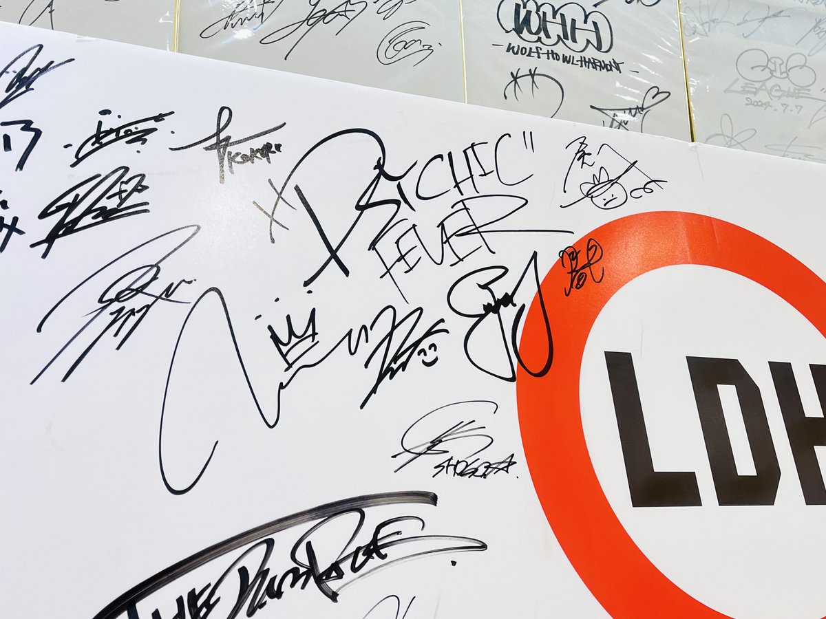 TOWER_Odaka's tweet image. 【#PSYCHICFEVER 💚②】
昨日イベントを開催いただいた
PSYCHIC FEVERの皆様！

💚直筆コメントカード
💚チェキ×2😭🙌🏻🙇‍♀️
💚LDHコーナー看板にサイン！
いただきましたーー！！！😭💚泣

ついに、サイフィのサインが
LDHの看板に…🥹🫶🏻🫧嬉

店内に展示しますので 
#ForEVER の皆様ぜひご覧下さい！💚