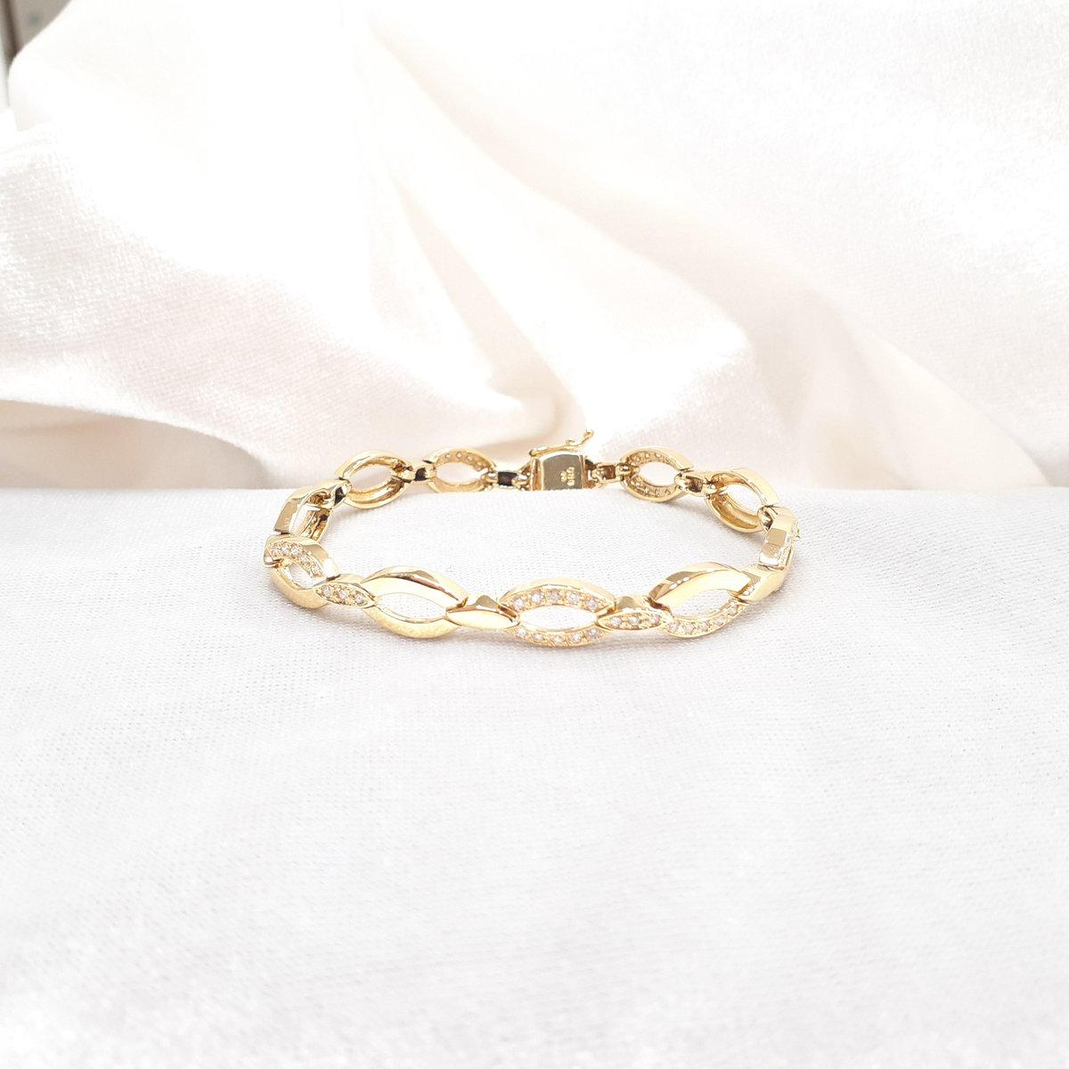 ダイヤブレスレット

地金のしっかりとした重厚感とメレダイヤの繊細なきらめきをお楽しみいただけるブレスレット｡

メレダイヤのセッティングにこだわりがつまったデザインです｡

素材:K18イエローゴールド､ダイヤモンド(0.80ct)
サイズ:17.0cm
#ブレスレット #ダイヤ #販売中 #栃木市