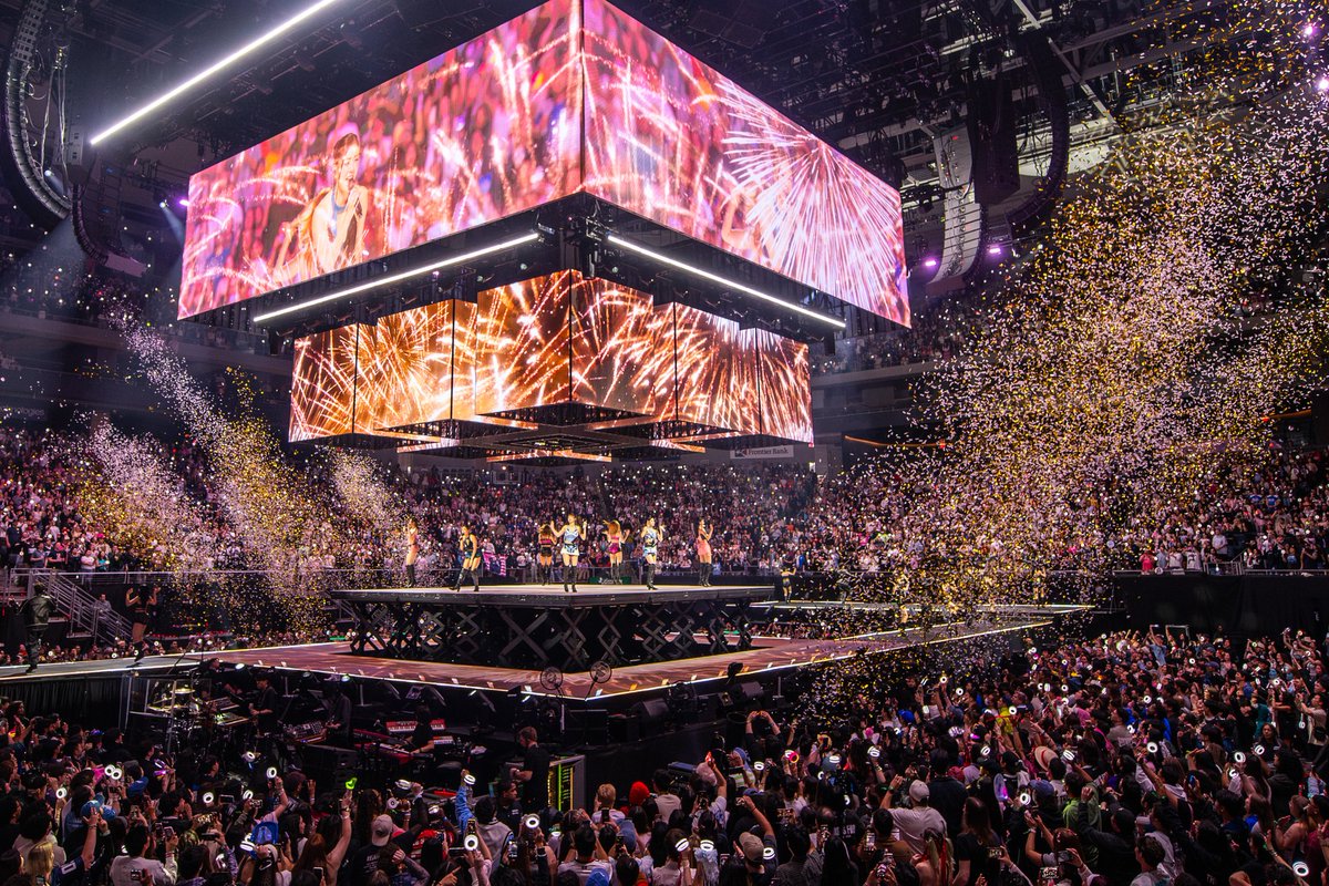 트와이스, K팝 걸그룹 북미 역대 최다 관객 신기록…55만명 모였다

TWICE Breaks Record for Largest North American Tour Attendance by a K-pop Girl Group with 550,000 Fans

🔗 naver.me/FVFcFRIg

#TWICE #트와이스 #TWICE_THISISFOR_WORLD_TOUR