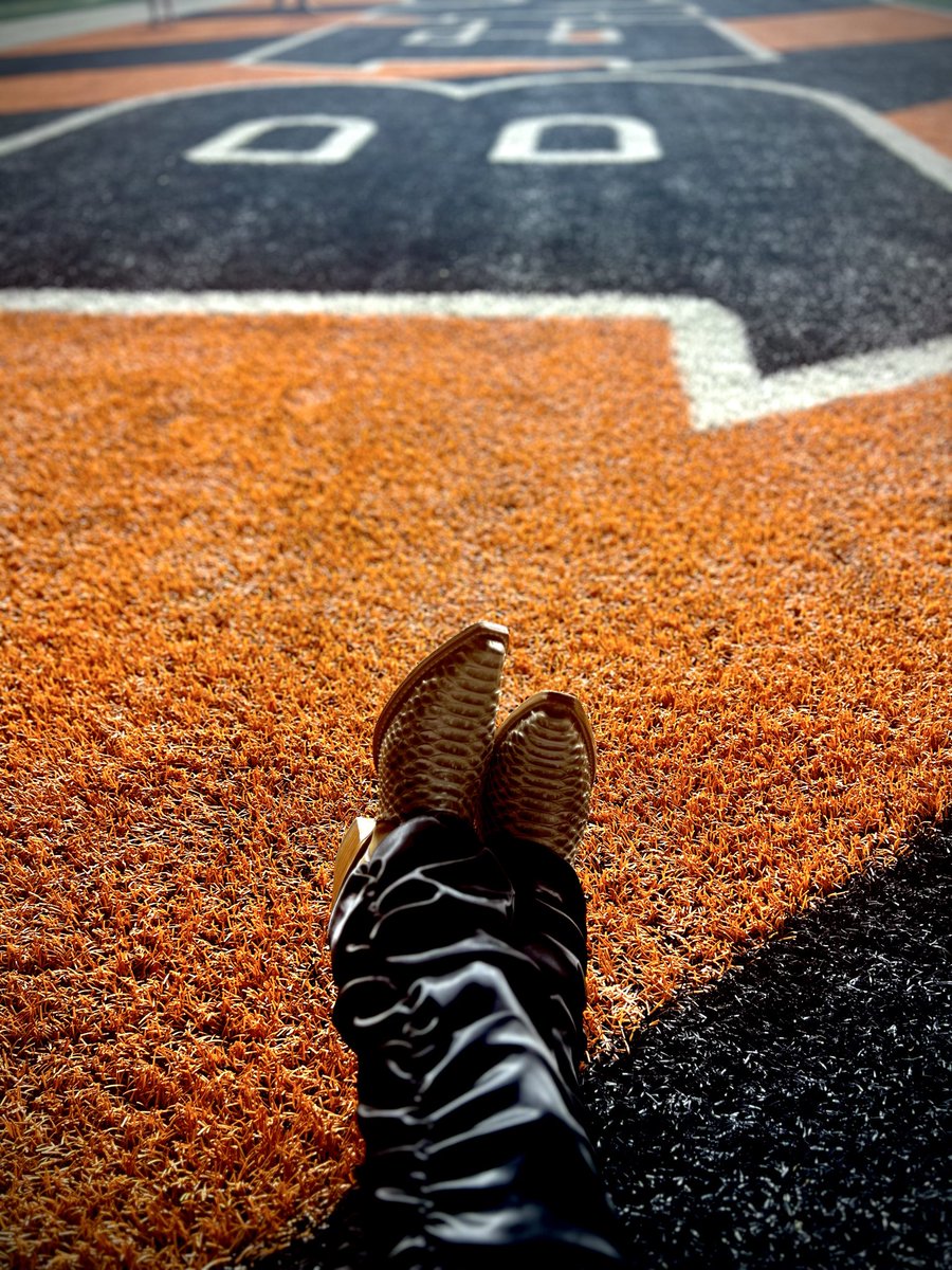 gdnightelizbeth's tweet image. Sexi Dexi in tha building 💯🧡 🐅 🐾 
#LetsGooooo #NFLDraft #Bengals 

After such a hard day burying a luved one 🥺🙏

TY for this incredibly special surprise sissy. 

I ❤️ U