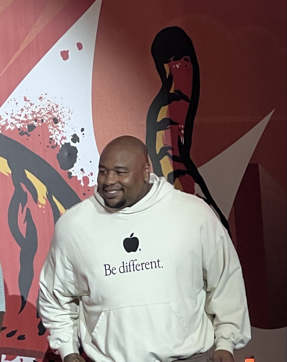 gdnightelizbeth's tweet image. Sexi Dexi in tha building 💯🧡 🐅 🐾 
#LetsGooooo #NFLDraft #Bengals 

After such a hard day burying a luved one 🥺🙏

TY for this incredibly special surprise sissy. 

I ❤️ U